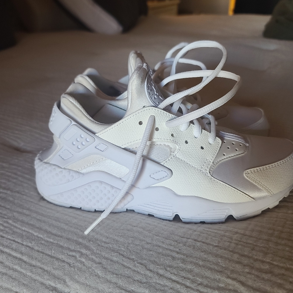 White Nike hurache women 7.5 fits like 7